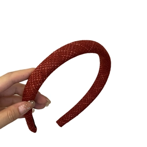 Cerchietto intrecciato rosso scuro con lucentezza metallica e design largo moda