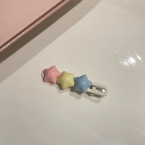 Dettaglio dei fermagli per capelli a stella macaron con finitura opaca e base in metallo