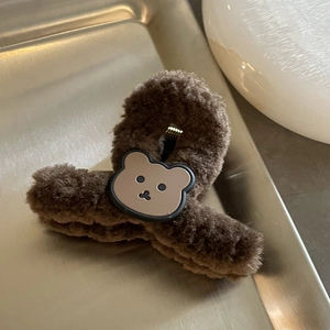 Braune Plüsch-Haarklammer mit Teddybär-Motiv für Damen-Winterstyling auf Tablett
