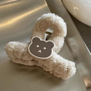 Detailansicht der flauschigen Haarklammer mit süßem braunem Bären-Design aus Plüsch