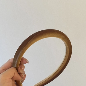 Détails de la texture du serre-tête en velours marron pour un style de coiffure rétro épuré