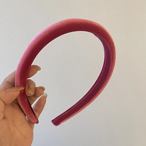 Vue détaillée du serre-tête en velours rose montrant le rembourrage et la doublure