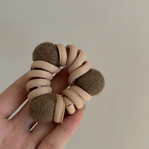 Elastico per capelli a spirale con tre palline di feltro di lana in stile minimalista