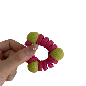 Elastico per capelli rosa a pieghe con pompon verdi ad alta elasticità per lo styling