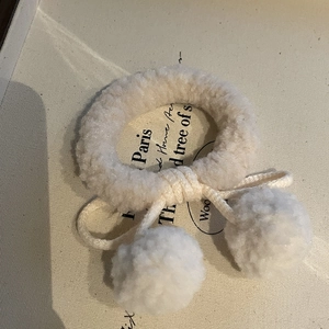 Grazioso elastico per capelli in lana d'agnello crema con ciondoli a sfera e fiocco