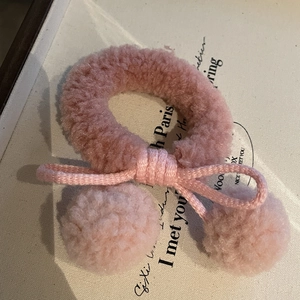 Elastico per capelli ciliegia in lana rosa con pompon soffici per acconciature
