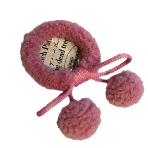Elastico per capelli rosa in ecopelliccia con pompon a ciliegia e texture morbida