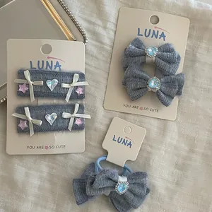 Set di fermagli per capelli in velluto blu con cuore di strass e stelle su carta