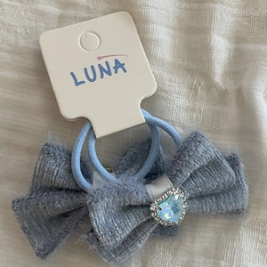 Elastico per capelli con fiocco in velluto blu e strass a cuore su scheda bianca