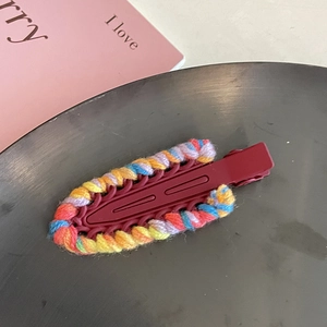 Dettaglio del fermaglio per capelli bordeaux con bordo all'uncinetto multicolore