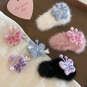 Dettaglio di fermagli per capelli a farfalla in pelliccia sintetica con paillettes