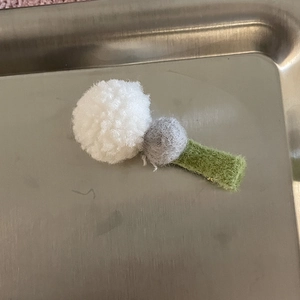 Pinza para el pelo con pompones de pelo sintético y clip de fieltro verde para niñas