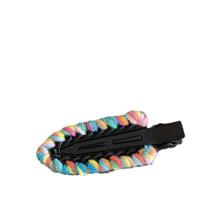 Fermaglio per capelli lavorato a maglia arcobaleno con base in metallo nero per ragazze