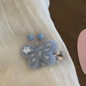 Fermaglio a farfalla in feltro blu con cuore di cristallo e perle graziose