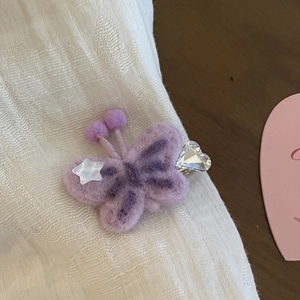 Molletta per capelli a farfalla in peluche viola con strass a cuore su tessuto