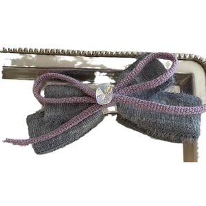 Elegante fermaglio per capelli in velluto grigio con nodo viola e cristallo brillante