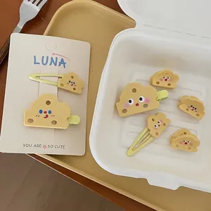 Ensemble de pinces à cheveux en forme de fromage avec des expressions de dessins animés