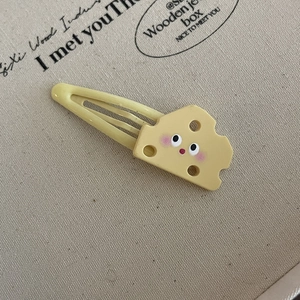 Barrette à cheveux fromage jaune avec visage de dessin animé sur fond beige