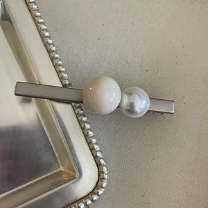 Barrette à cheveux élégante avec perle mate crème et perle brillante sur métal