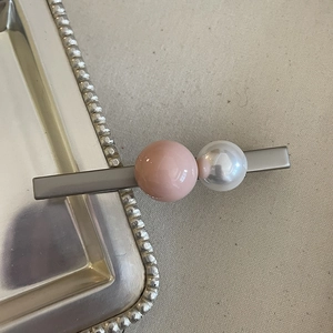 Barrette à cheveux élégante avec deux perles crème et rose sur support en métal argent