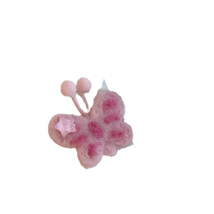 Fermaglio per capelli a farfalla in peluche rosa con stella su sfondo bianco