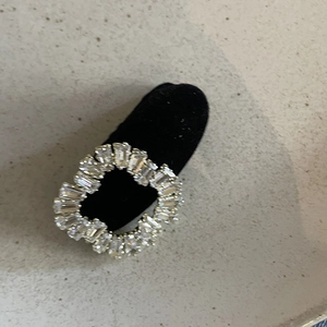 Bague élégante en argent avec cristaux carrés étincelants sur support velours
