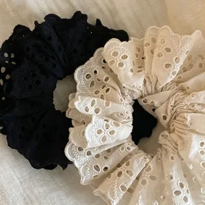 Lot de deux chouchous en dentelle ajourée noir et blanc crème avec broderie florale