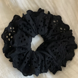 Chouchou noir avec broderie anglaise florale et design en dentelle plissée pour femme