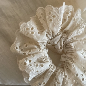 Chouchou élégant en dentelle anglaise beige avec broderie florale et bords ondulés