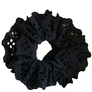 Chouchou élégant en dentelle anglaise noire avec broderie florale pour coiffure chic