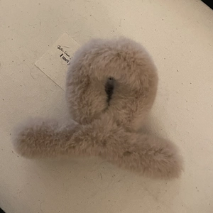 Pince à cheveux en peluche de lapin beige pour femmes accessoire de coiffure élégant