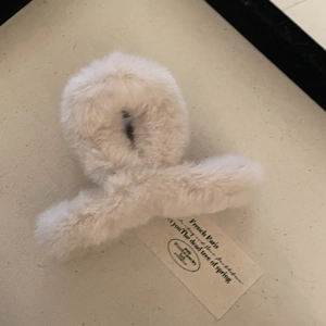 Pince à cheveux élégante en fausse fourrure de lapin blanc cassé pour accessoires d'hiver