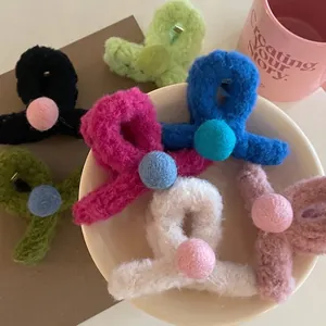 Pince à Cheveux en Peluche Mignonne Couleur Contrastée Pompon Accessoire Hiver Tissu Doux Pince Requin pour Femme
