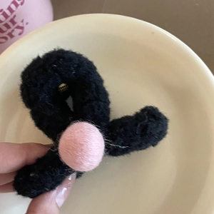 Pince à cheveux mignonne en peluche noire avec pompon rose pour coiffure élégante