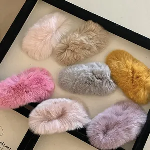 Collection de barrettes ovales en fausse fourrure en sept couleurs d'automne sur plateau