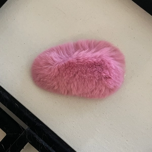 Détail en gros plan d'un accessoire de cheveux en peluche rose doux et soyeux