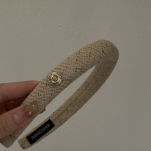 French style beige knitted sponge headband featuring a golden metallic flower detail