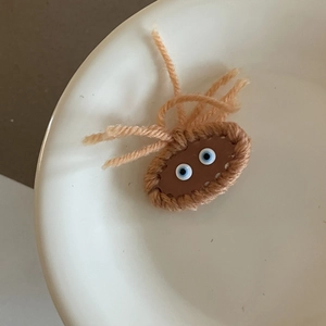 Fermaglio per capelli a mostro marrone fatto a mano con occhi blu in ciotola di ceramica