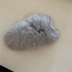 Gros plan sur la texture de fourrure synthétique grise d'une grande pince à cheveux