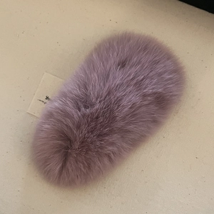 Barrette à cheveux mignonne en fausse fourrure violette avec texture douce et poilue