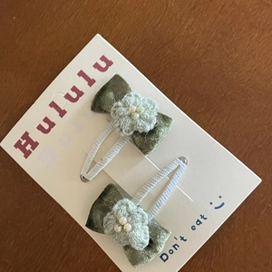 Green velvet bow hair clips with crochet flowers and pearls for kids on a white card