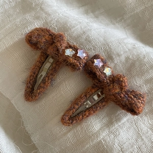 Two-pack handmade knitted pumpkin brown bow hair clips with star charms for kids