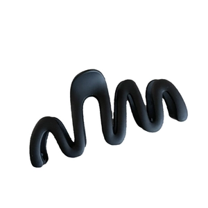 Minimalist black matte wavy hair claw clip for women's bun hairstyles on white background