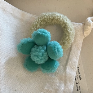 Elastico per capelli a fiore in peluche verde chiaro e blu lago in morbido pile