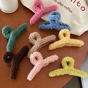 Pince à Cheveux Requin en Fausse Laine d'Agneau pour Femme Grande Barrette en Peluche Accessoire de Coiffure Hiver Automne