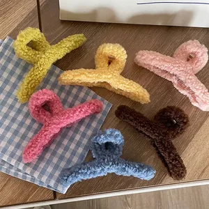 Lot de six pinces à cheveux colorées en laine d'agneau sur un fond à carreaux chic