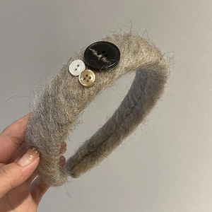 Cerchietto largo in peluche grigio con bottoni decorativi per accessori capelli