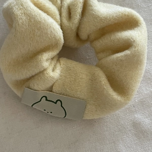 Chouchou en peluche jaune surdimensionné avec étiquette d'ours mignon pour filles