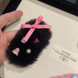 Pince à cheveux noire en peluche avec nœud rose et cristaux en forme de cœur