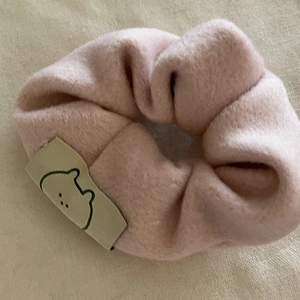 Chouchou rose en peluche avec étiquette d'ours mignon pour coiffure de fille
